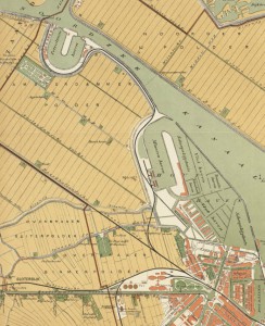 Kaart uit 1896. Linksboven de begraafplaats en de haven.